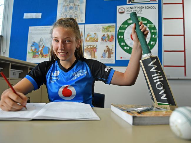 01/10/19 — Teenager Darcie Brown has become the youngest ever cricketer — male or female — to be signed by the Adelaide Strikers big bash team. Picture: TOM HUNTLEY