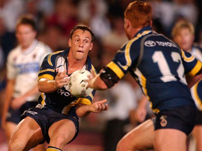 Nathan Fien passes to Steve Southern during the 2004 NRL Semi-Final at Dairy Farmers Stadium. Picture: Scott Radford-Chisholm