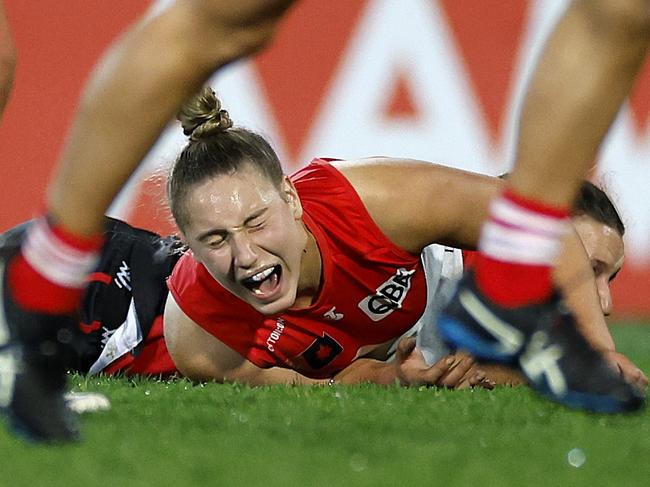 SydneyÃs Montana Ham injured her knee during the Round 1 AFLW match and first ever game for the Sydney Swans v St. Kilda at North Sydney Oval on 27th August, 2022. Photo by Phil Hillyard(Image Supplied for Editorial Use only - **NO ON SALES** - Â©Phil Hillyard )