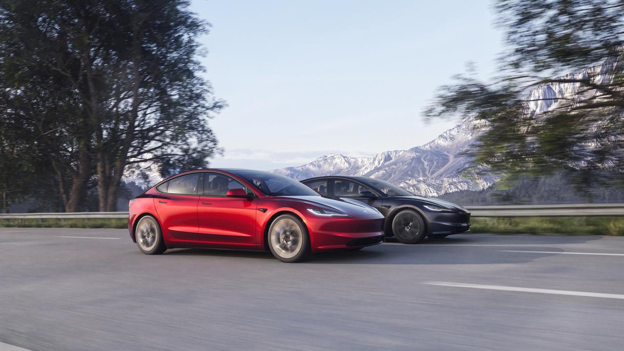 The Model 3 drives the rear wheels in standard form.