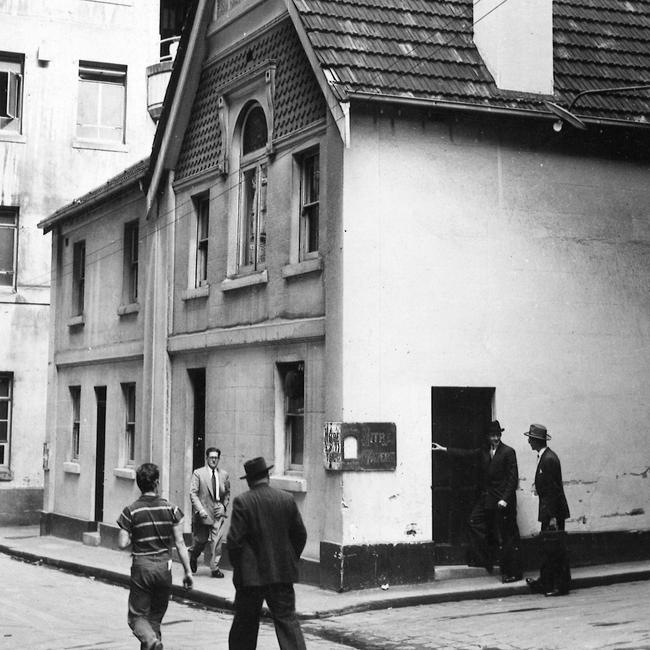 The Mitre Tavern in Bank Place, Melbourne, in 1956.