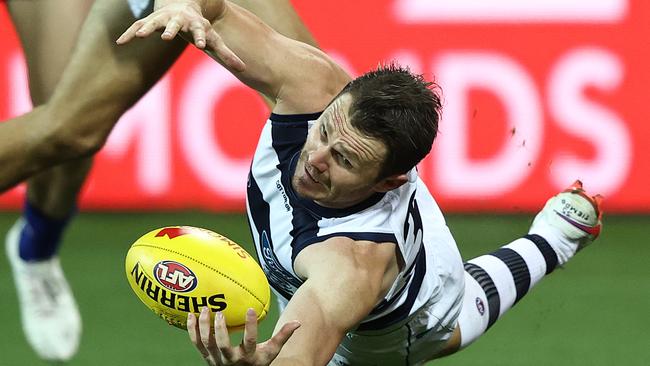 GEELONG, AUSTRALIA – APRIL 18: Patrick Dangerfield of the Cats marks during the round five AFL match between the Geelong Cats and the North Melbourne Kangaroos at GMHBA Stadium on April 18, 2021 in Geelong, Australia. (Photo by Robert Cianflone/Getty Images)