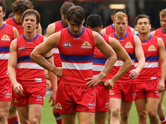 Ryan Griffen leads a defeated Bulldogs team off during 2014.