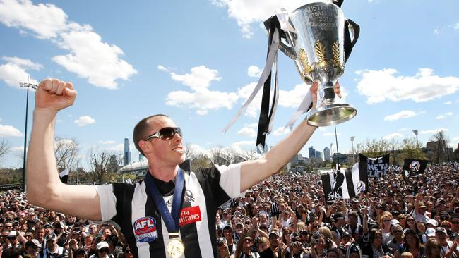 03/10/2010 NEWS: 03/10/2010 NEWS: Collingwood Family Day at Goschs Paddock. Capt. Nick Maxwell and with the Premiership Cup in front of the huge crowd.