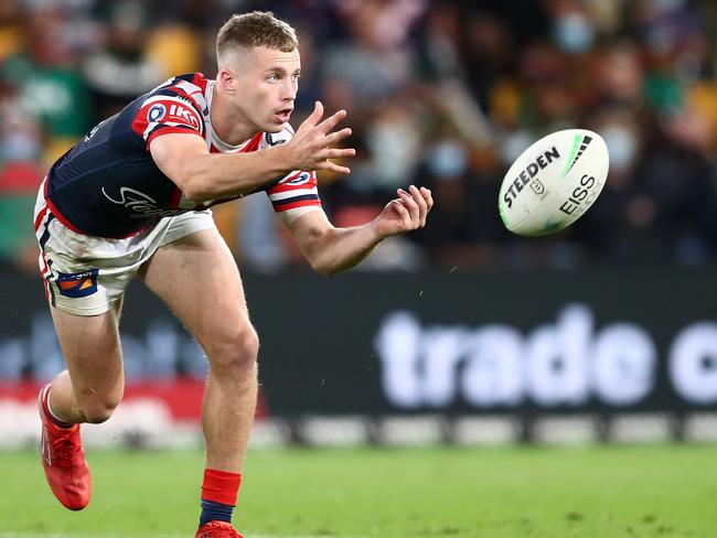 BRISBANE, AUSTRALIA - AUGUST 27:  Sam Walker of the Roosters offloads the ball during the round 24 NRL match between the Sydney Roosters and the South Sydney Rabbitohs at Suncorp Stadium on August 27, 2021, in Brisbane, Australia. (Photo by Chris Hyde/Getty Images)