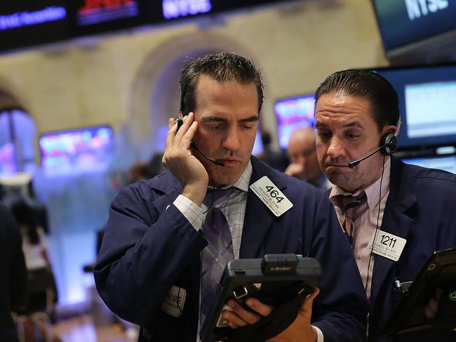 NEW YORK, NY - AUGUST 25: Traders work on the floor of the New York Stock Exchange (NYSE) on August 25, 2015 in New York City. Following a day of steep drops in global markets, the Dow Jones industrial average rallied early in the day only to fall over 200 points at the close. Spencer Platt/Getty Images/AFP == FOR NEWSPAPERS, INTERNET, TELCOS & TELEVISION USE ONLY ==