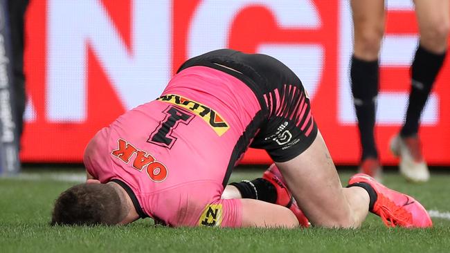 Dylan Edwards faceplants after being coathangered by Joey Leilua. Picture: Mark Kolbe/Getty