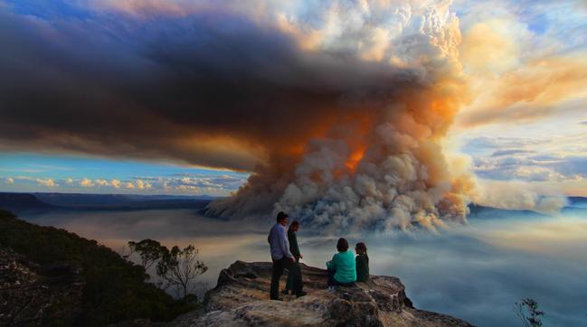 08-05-18 - Hazard reduction burning in the Jamison Valley, Blue Mountains NSW seen from Wentworth falls. PLEASE CREDIT : Graham Reibelt