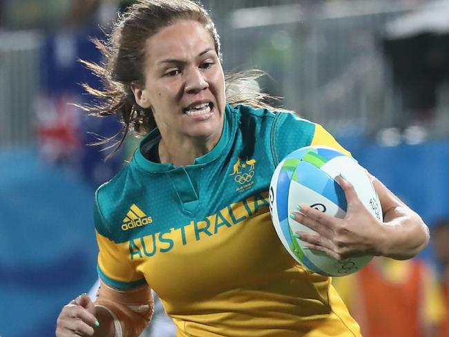 RIO DE JANEIRO, BRAZIL - AUGUST 08: Evania Pelite of Australia scores a try against Kelly Brazier of New Zealand during the Women's Gold Medal Rugby Sevens match between Australia and New Zealand on Day 3 of the Rio 2016 Olympic Games at the Deodoro Stadium on August 8, 2016 in Rio de Janeiro, Brazil. (Photo by Alexander Hassenstein/Getty Images)