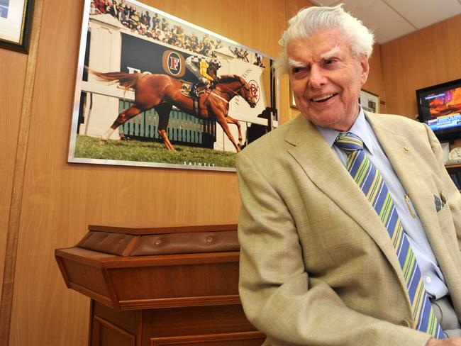 Bart Cummings was extremely fond of the old champ and a print of Saintly’s Melbourne Cup victory took centre stage in his bar at his Melbourne stables.