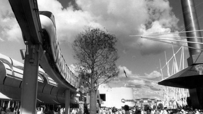 file pic/sproule 24 apr 1988 - Monorail passes over crowds at Expo 88 Preview Day - south bank brisbane