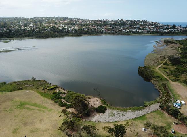 Northern Beaches Council has voted to fight land claim by the Metropolitan Local Aboriginal Land Council.