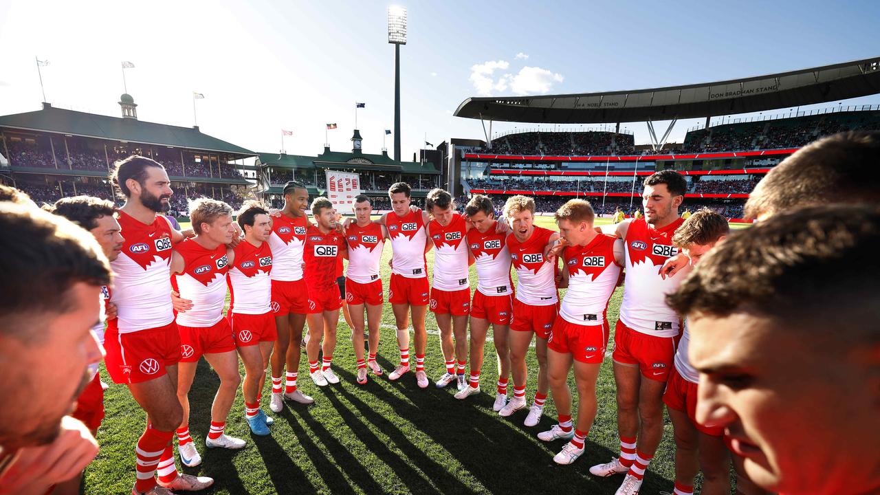 Callum Mills talks with his team during the Round 20 AFL match between the Sydney Swans and Western Biulldogs at the SCG on July 28, 2024. Photo by Phil Hillyard (Image Supplied for Editorial Use only - **NO ON SALES** - Â©Phil Hillyard )