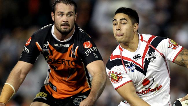 Aaron Woods in his early years lines up Shaun Johnson.