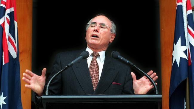 John Howard holds press conference in 1998.