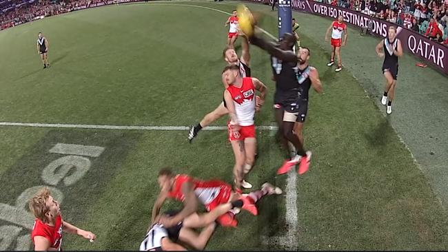 The kick was clearly short. Photo: Fox Footy.