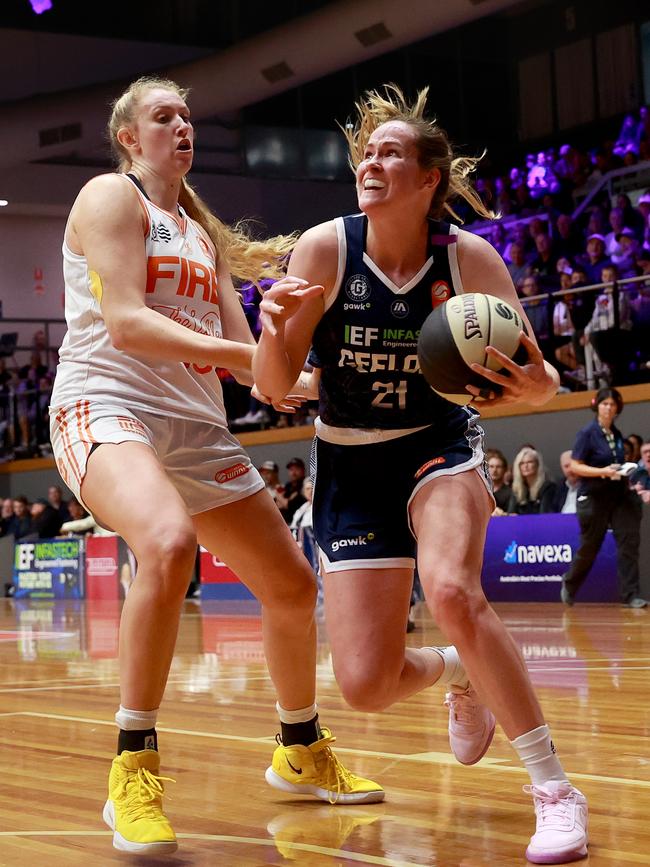 GEELONG, AUSTRALIA - OCTOBER 30: Keely Froling of Geelong United drives to the basket during the round one WNBL match between Geelong United and Townsville Fire at The Geelong Arena, on October 30, 2024, in Geelong, Australia. (Photo by Kelly Defina/Getty Images)