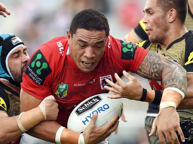 Tyson Frizell (centre) of the Dragons is tackled by Jamie Soward (left) and Will Smith of the Panthers during the round 4 NRL match between the St George Illawarra Dragons and the Penrith Panthers at WIN Stadium in Wollongong on Sunday, March 27, 2016. (AAP Image/Paul Miller) NO ARCHIVING, EDITORIAL USE ONLY