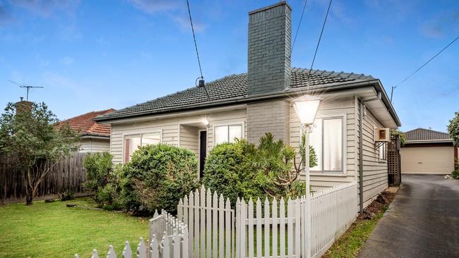 25 Bond St, Clayton South, was on the market while still in its quoted range.