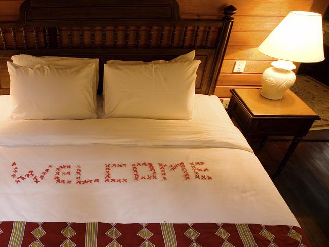 Welcome written in red flowers in cozy cabin suite