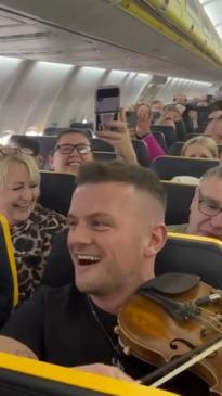 Fiddle player gets entire flight involved in impromptu performance