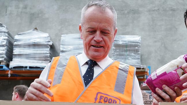 Federal Opposition Leader Bill Shorten and Member for Gellibrand Tim Watts help pack boxes at Foodbank in Melbourne, Monday, November 12, 2018. (AAP Image/Stefan Postles) NO ARCHIVING