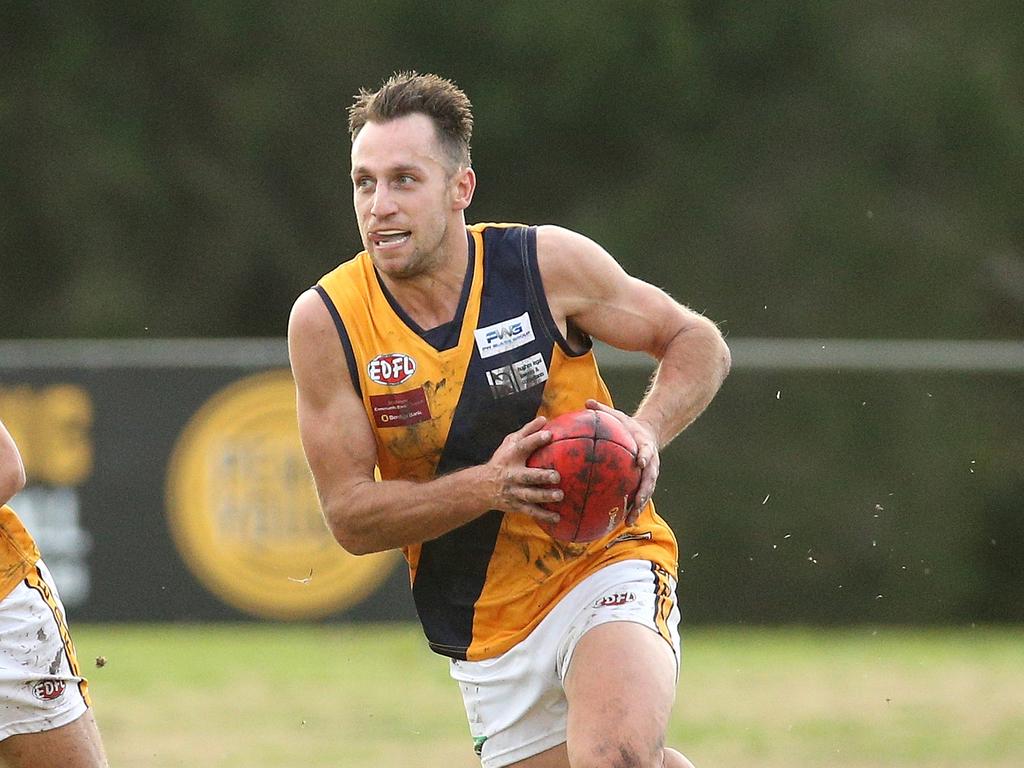 EDFL footy: Avondale Heights v Strathmore: Adam Iacobucci of Strathmore runs the ball forwardSaturday, June 19, 2021, in Avondale Heights, Victoria, Australia. Picture: Hamish Blair