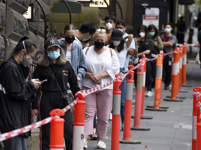 MELBOURNE, AUSTRALIA - NewsWire Photos JANUARY 7, 2022: People queue for Covid tests at the Melbourne Town Hall. Picture: NCA NewsWire / Andrew Henshaw