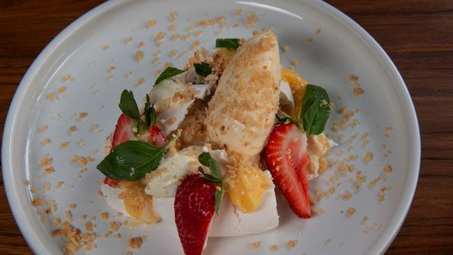 The sea salt meringue with lemon curd and strawberries