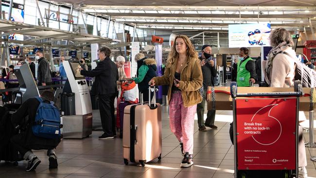 SYDNEY, AUSTRALIA - NewsWire Photos , JUNE 25, 2022: Generic of Sydney airport .Sydney Airport's busiest period in more than two years to begin,  queues already in the hundreds as airports brace for holiday chaos  Picture: NCA NewsWire / Flavio Brancaleone