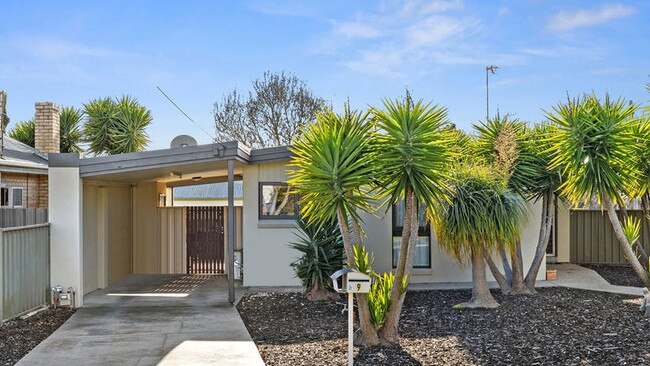 In Bendigo, units in Golden Square will give investors the best bang for their buck. 9 Elm St is up for $395,000-$420,000.