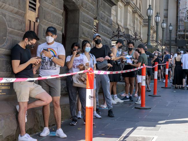 MELBOURNE, AUSTRALIA - NewsWire Photos DECEMBER 31, 2021: People queue for Covid testing at Melbourne Town Hall in Friday afternoons extreme heat as other sites were closed due to the heat. Picture: NCA NewsWire / David Geraghty