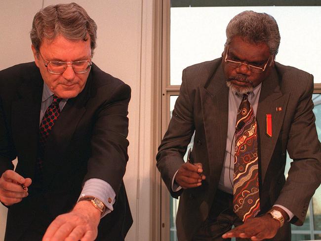 Rio Tinto CEO Leon Davis (L) & ATSIC chairman Gatjil Djerrkura sign historic agreement 26/05/98 at Parliament House, Canberra that commits mining company to increasing number of aborigines employed & trained by company.