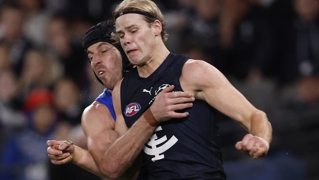 MELBOURNE, AUSTRALIA - JULY 21:  Tom De Koning of the Blues kicks the ball during the round 19 AFL match between Carlton Blues and North Melbourne Kangaroos at Marvel Stadium, on July 21, 2024, in Melbourne, Australia. (Photo by Darrian Traynor/Getty Images)