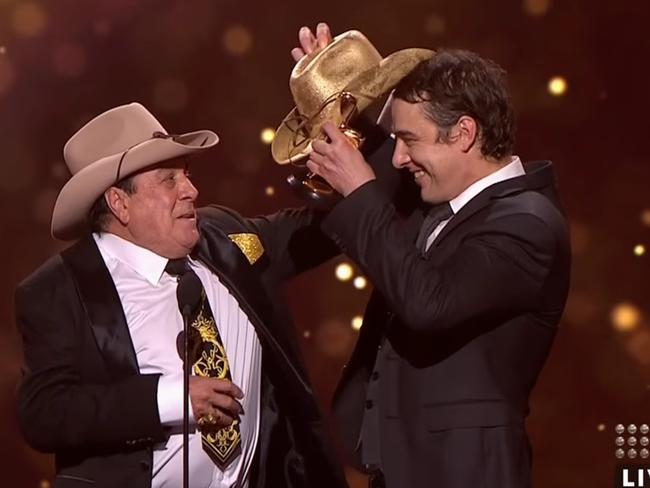 Johnson accepts his gold akubra from Molly Meldrum onstage.