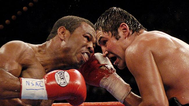 Boxing legends Oscar De La Hoya (R) and Shane Mosley — Mosley’s son will fight in Brisbane on Sunday.