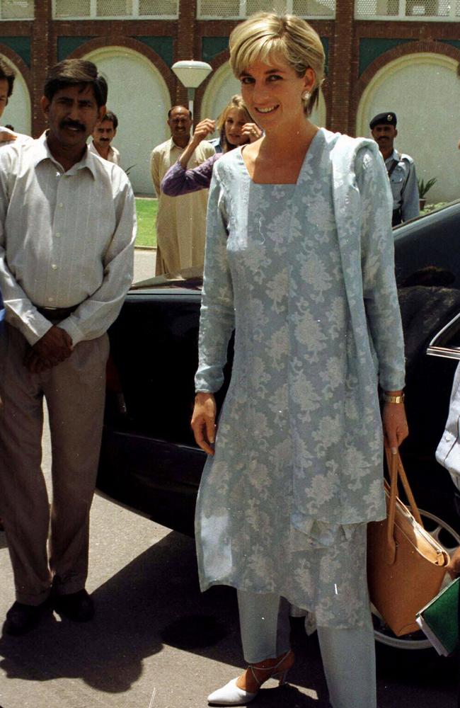 She wore a traditional blue outfit for her visit — just like Kate’s.