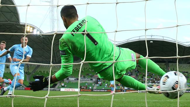 Macarthur FC goalkeeper Adam Federici in action last season.