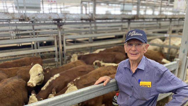 Ian Wilson from Ruglen Herefords, Bungowannah, NSW, paid $1080 for 377kg Hereford steers, or 286c/kg at the Wodonga store cattle sale.