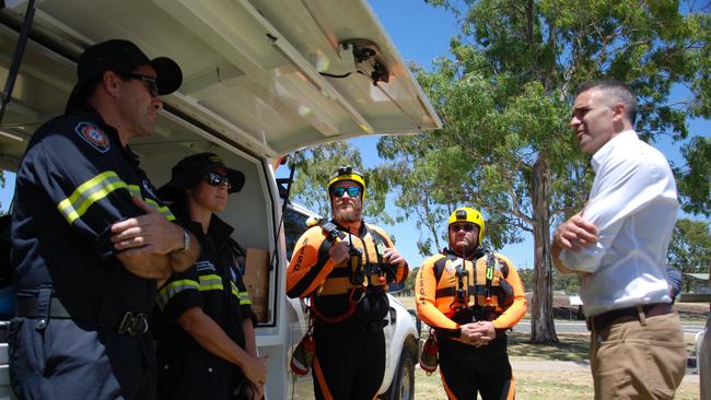 Premier Peter Malinauskas visited Murray Bridge on Monday to inspect temporary levees, speak to SES volunteers and deliver a daily flood update. Picture: Dylan Hogarth