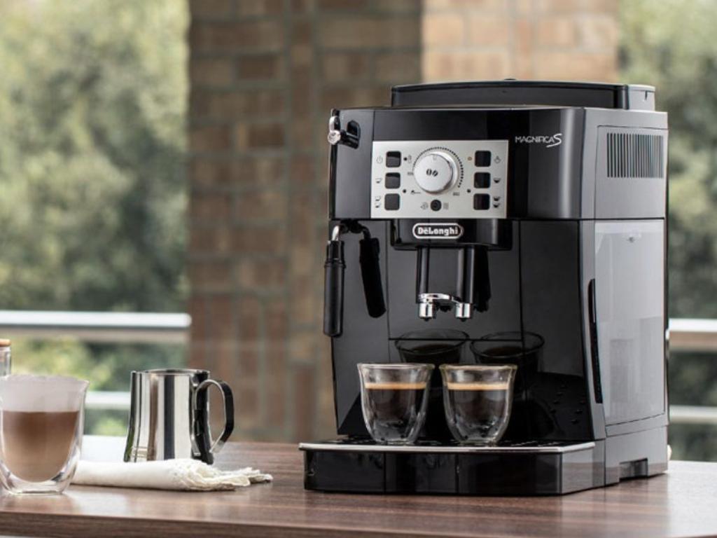 De'Longhi Magnifica S Automatic Coffee Machine with Milk Nozzle