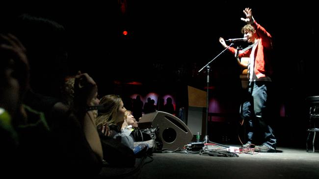 Lee playing in a Tsunami relief concert at NYC nightclub Crobar in January 2005. Picture: Ashley Gilbertson