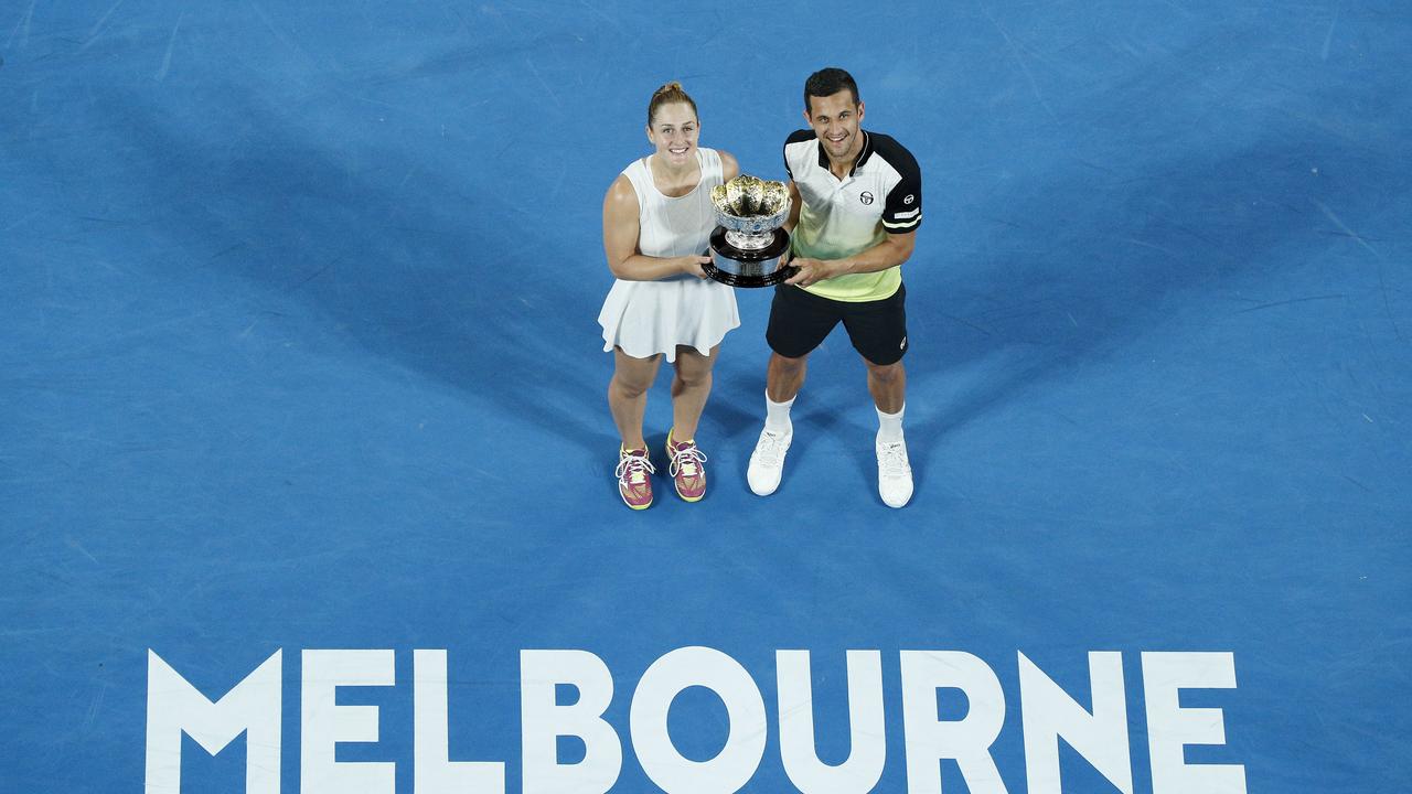 Gabriela Dabrowski (left) of Canada and Mate Pavic (right) of Croatia pose after winning the mixed doubles final at the Australian Open. AAP Image/Narendra Shrestha.