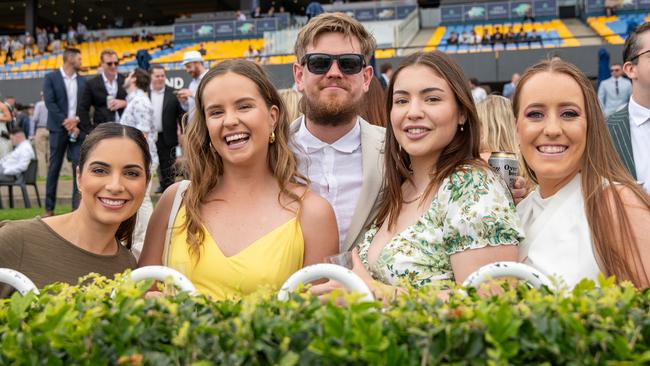 The Daily Telegraph Saturday 12 October 2024 Raceday Coverage Punters at Hill Stakes race day at Rosehill Gardens. Picture Thomas Lisson