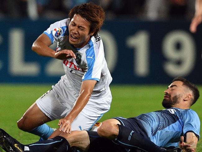 Kawasaki's Shintaro Kurumaya (L) fights for the ball with Sydney FC's Anthony Caceres during the AFC Champions League football match between Australian club Sydney FC and Japan's Kawasaki Frontale in Sydney on May 21, 2019. (Photo by Saeed KHAN / AFP) / -- IMAGE RESTRICTED TO EDITORIAL USE - STRICTLY NO COMMERCIAL USE --