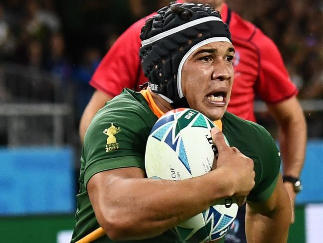 South Africa's wing Cheslin Kolbe runs to score a try  during the Japan 2019 Rugby World Cup Pool B match between South Africa and Italy at the Shizuoka Stadium Ecopa in Shizuoka on October 4, 2019. (Photo by Anne-Christine POUJOULAT / AFP)