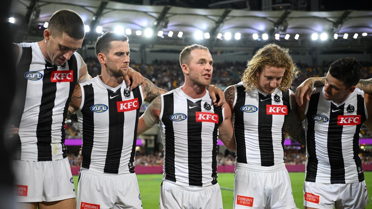 BRISBANE, AUSTRALIA - MARCH 28: Tom Mitchell of the Magpies speaks to his teammates in the huddle during the round 3 AFL match between the Brisbane Lions and Collingwood Magpies at The Gabba, on March 28, 2024, in Brisbane, Australia. (Photo by Matt Roberts/AFL Photos/Getty Images)