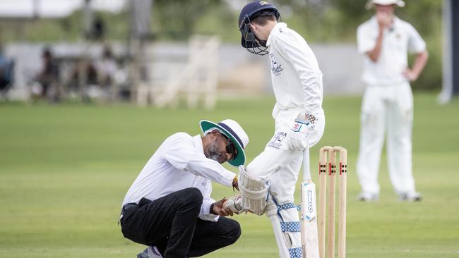 Mitch Yarrow gets his shoes cleaned.(AAP Image/Richard Walker)