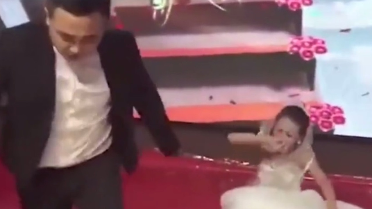 The groom followed his bride out, leaving his ex absolutely shattered as she sat on the floor in tears. Picture: Sina News