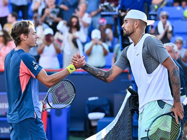 MONTREAL, QUEBEC - AUGUST 11: Alex de Minaur of Australia congratulates Nick Kyrgios of Australia for his victory during Day 6 of the National Bank Open at Stade IGA on August 11, 2022 in Montreal, Canada.   Minas Panagiotakis/Getty Images/AFP == FOR NEWSPAPERS, INTERNET, TELCOS & TELEVISION USE ONLY ==